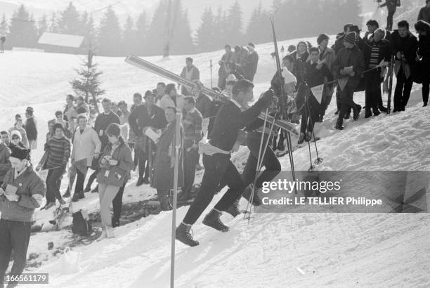 Karim Aga Khan Skying In Austria. Kitzbühel - 22 janvier 1962 - Lors d'une compétition de ski dans la station de sports d'hiver du Tyrol autrichien,...