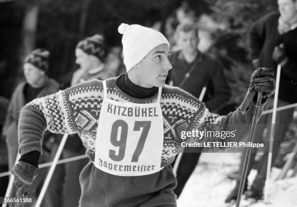 Karim Aga Khan Skying In Austria. Kitzbühel - 22 janvier 1962 - Lors d'une compétition de ski dans la station de sports d'hiver du Tyrol autrichien,...