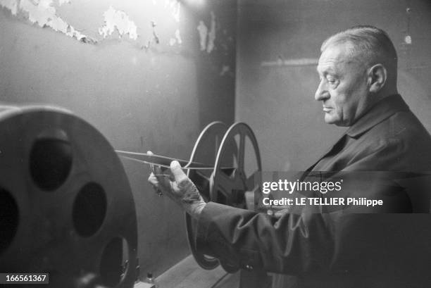 Close-Up Of Maurice Jacquin. En France, le 7 février 1962, une cabine de projection, portrait de Maurice JACQUIN, producteur de cinéma, regardant la...