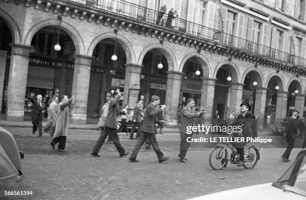 Demonstrations In Paris Crisis Of 1958 And War Of Algeria. En France, à Paris, le 13 mai 1958, lors d'une manifestation d'anciens combattants,...