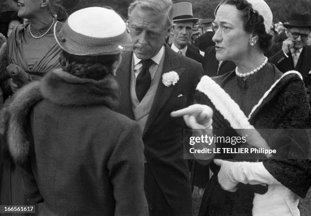 Vincent Auriol And The Duke And Duchess Of Windsor At Bagatelles. Parc de Bagatelle- Période 1950-1954- Lors d'une réception, le Duc DE WINDSOR, un...