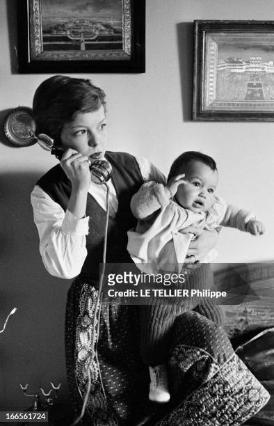Close-Up Of Cecile Aubry And Son Mehdi. En France, en mai 1957, portrait de Cécile AUBRY les cheveux courts, téléphonant dans une chambre, tenant...