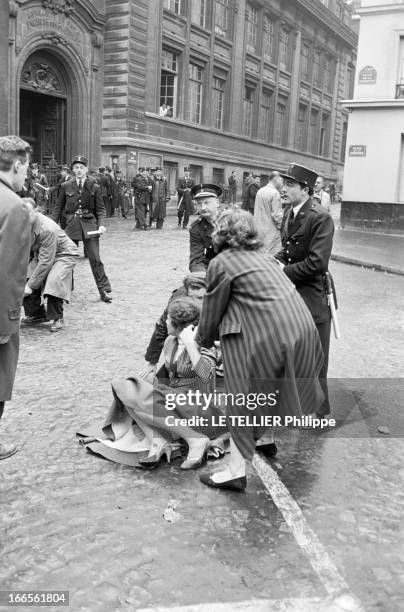 Student Demonstrations At The Sorbonne. Paris- 15 Mai 1957- Lors des manifestations étudiantes contre la fermeture de leurs restaurants, place de la...