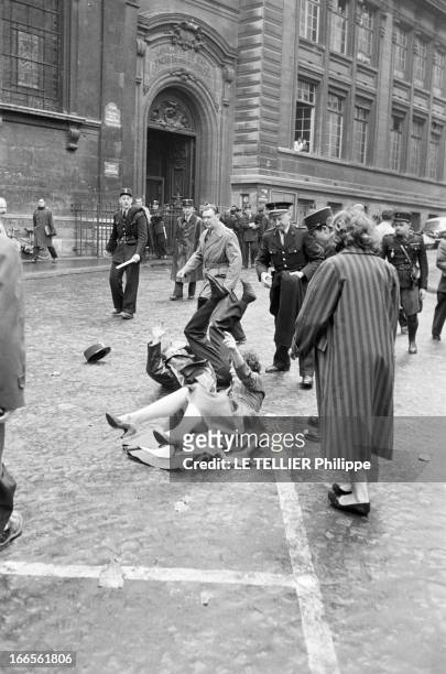 Student Demonstrations At The Sorbonne. Paris- 15 Mai 1957- Lors des manifestations étudiantes contre la fermeture de leurs restaurants, place de la...