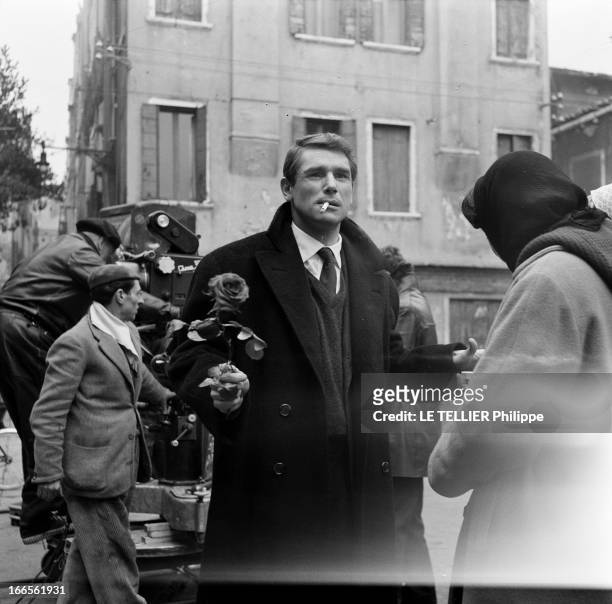 Shooting Of The Film 'Sait On Jamais' By Roger Vadim. En Italie, à Venise, en extérieur, l'acteur Robert HOSSEIN, en costume cravate et en manteau,...