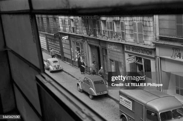 Arrest Of The National Liberation Front Staff In Paris. A Paris, reconstitution photographique de l'arrestation de l'état major du F.L.N par la...