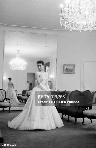 Colette Duval Model. Paris, le 4 juin 1955, portrait de Colette DUVAL, mannequin vedette chez Dior, actrice et championne de France de parachutisme,...