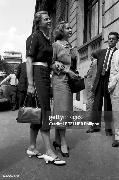 Rendezvous With Ingrid Bergman And Her Daughter Jenny Lindstrom In Paris. Paris- 8 Juillet 1957- Les retrouvailles de Ingrid BERGMAN et sa fille...