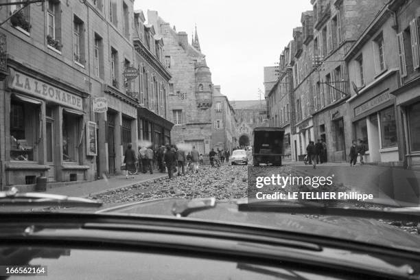 The Artichoke War In Britain. A Saint-Pol-de-Léon en juin 1962. La guerre de l'artichaut éclate, plutôt que de baisser leur prix, 2000 producteurs...