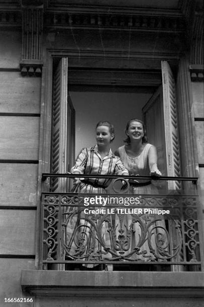 Rendezvous With Ingrid Bergman And Her Daughter Jenny Lindstrom In Paris. Paris- 8 Juillet 1957- Les retrouvailles de Ingrid BERGMAN et sa fille...