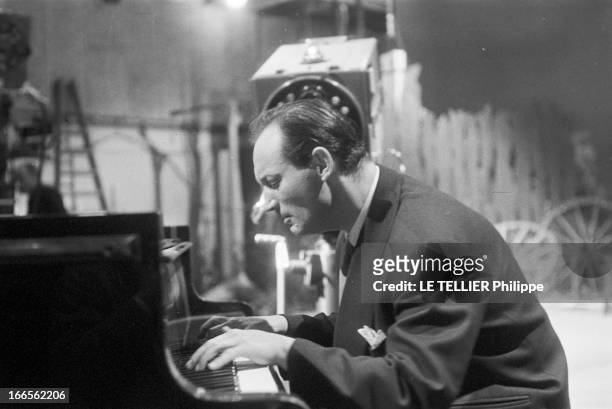Hungarian Pianist George Cziffra. Sur un plateau de télévision, le 4 décembre 1956, le pianiste hongrois Georges CZIFFRA interprête diverses...