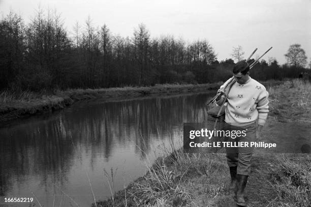 Racing Cyclist Rick Van Looy. 1962, le 13 avril, portrait du coureur cycliste belge Rick VAN LOOY se promenant près d'un canal. Il porte son matériel...