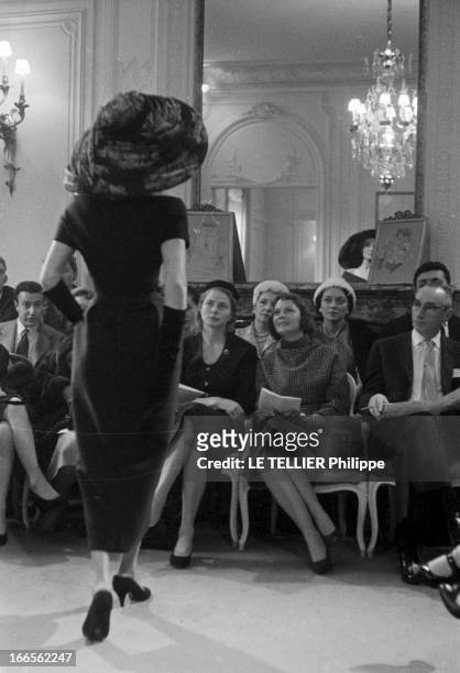 Ingrid Bergman Attends The Presentation Of The 1957 Spring Summer Collection By Christian Dior. Paris, février 1957 : présentation du défilé de la...