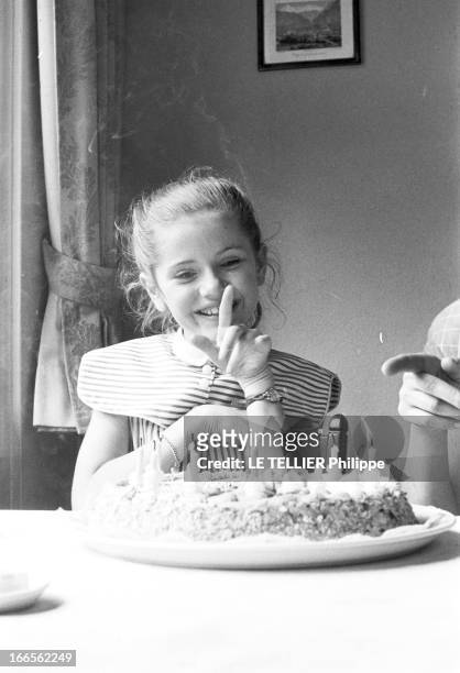 The Tenth Anniversary Of Minou Drouet. France- 25 Juillet 1957- Pour son dixième anniversaire, Minou DROUET, jeune poétesse française, en robe,...