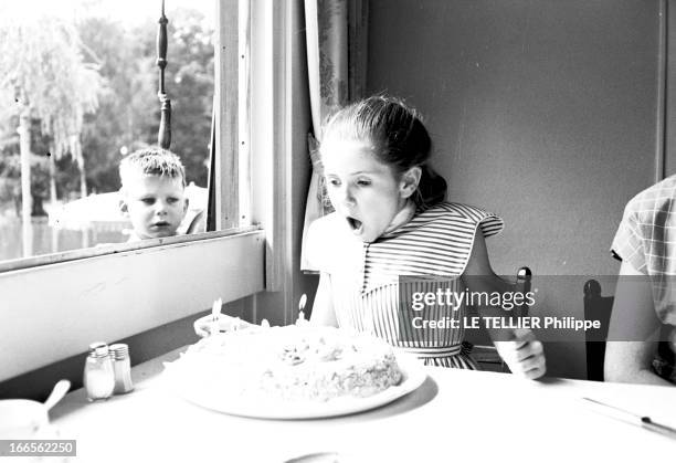 The Tenth Anniversary Of Minou Drouet. France- 25 Juillet 1957- Pour son dixième anniversaire, Minou DROUET, jeune poétesse française, en robe,...