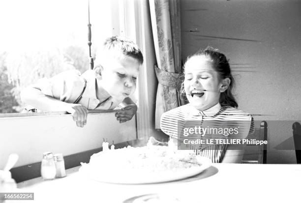 The Tenth Anniversary Of Minou Drouet. France- 25 Juillet 1957- Pour son dixième anniversaire, Minou DROUET, jeune poétesse française, en robe, rit...