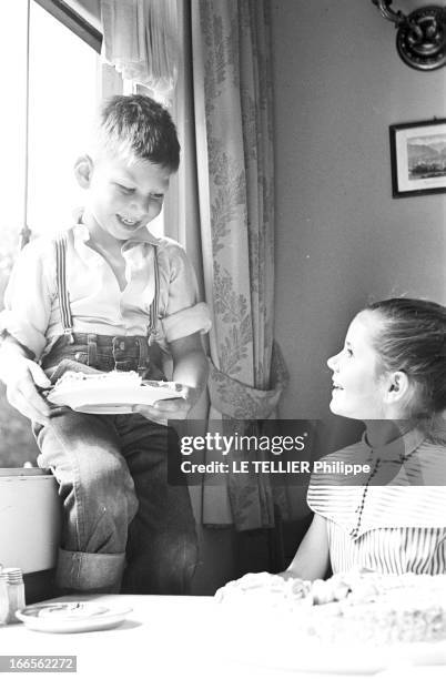 The Tenth Anniversary Of Minou Drouet. France- 25 Juillet 1957- Pour son dixième anniversaire, Minou DROUET, jeune poétesse française, en robe,...