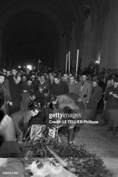 Transfer Of The Body Jose Antonio Primo De Rivera Y Orbaneja In The Valley Of Los Caidos In Spain. En avril 1959, en Espagne. Inhumation dans la...