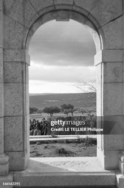 Transfer Of The Body Jose Antonio Primo De Rivera Y Orbaneja In The Valley Of Los Caidos In Spain. En avril 1959, en Espagne. Inhumation dans la...