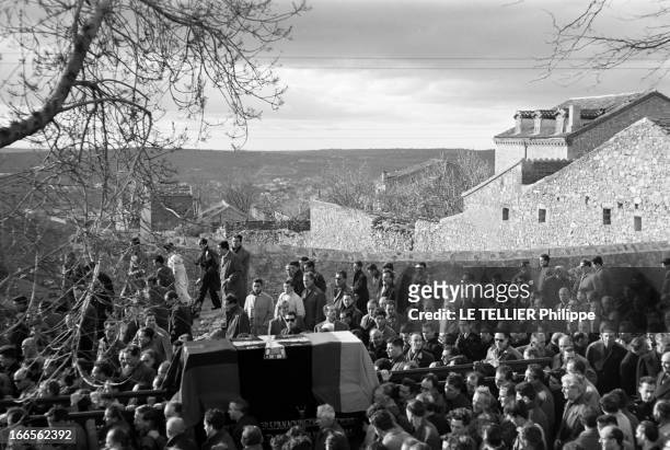 Transfer Of The Body Jose Antonio Primo De Rivera Y Orbaneja In The Valley Of Los Caidos In Spain. En avril 1959, en Espagne. Inhumation dans la...