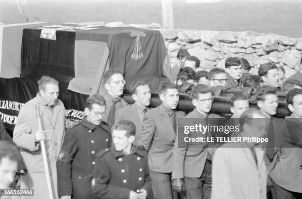 Transfer Of The Body Jose Antonio Primo De Rivera Y Orbaneja In The Valley Of Los Caidos In Spain. En avril 1959, en Espagne. Inhumation dans la...