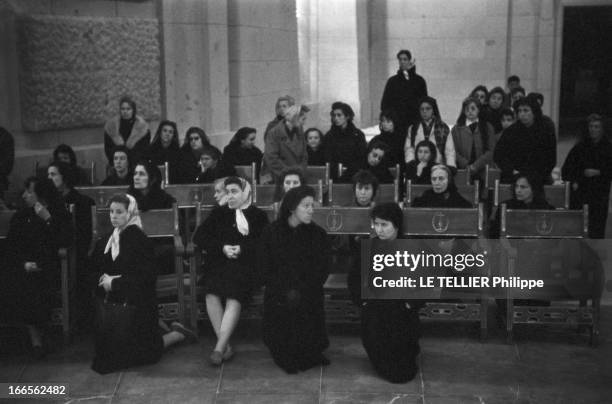 Transfer Of The Body Jose Antonio Primo De Rivera Y Orbaneja In The Valley Of Los Caidos In Spain. En avril 1959, en Espagne. Inhumation dans la...