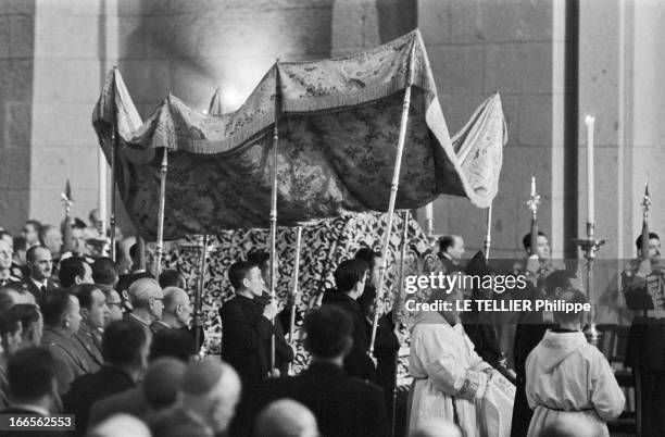 Transfer Of The Body Jose Antonio Primo De Rivera Y Orbaneja In The Valley Of Los Caidos In Spain. En avril 1959, en Espagne. Inhumation dans la...