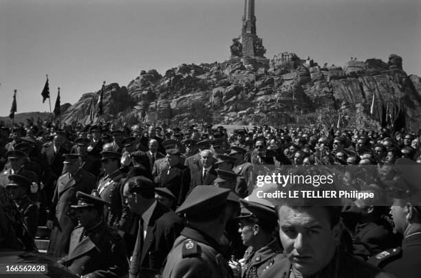 Transfer Of The Body Jose Antonio Primo De Rivera Y Orbaneja In The Valley Of Los Caidos In Spain. En avril 1959, en Espagne. Inhumation dans la...