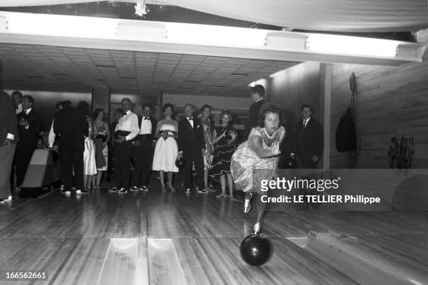 Americans In Biarritz. Côte Basque, Biarritz- 8 Août 1960- Reportage sur les Américains en séjour dans la station balnéaire: dans un bowling, sur la...