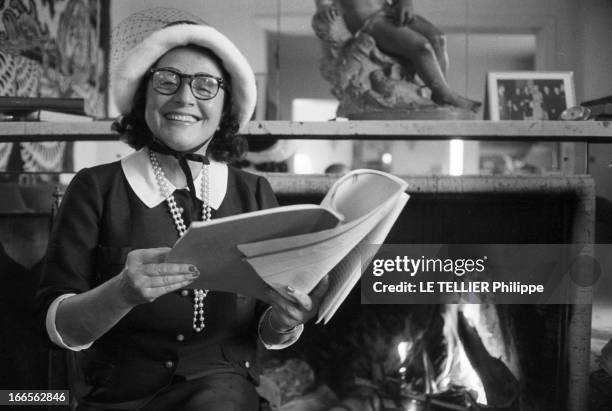 Simone Berriau. Paris - 8 novembre 1961 - Dans le salon de son appartement, portrait de Simone BERRIAU, directrice du Théâtre Antoine, souriante,...