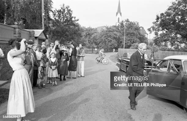 Rendezvous With Doctor Schweitzer In France. Colmar- 26 Août 1957- Lors de son retour du Gabon, à Gunsbach, le Docteur Albert SCHWEITZER est sur le...