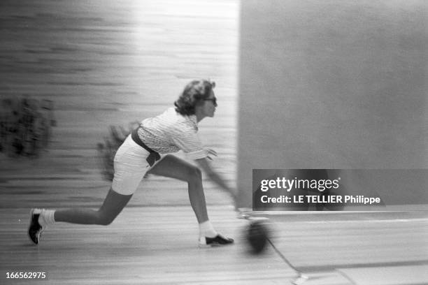 Americans In Biarritz. Côte Basque, Biarritz-11 Août 1960- Reportage sur les Américains en séjour dans la station balnéaire: dans un bowling, sur la...