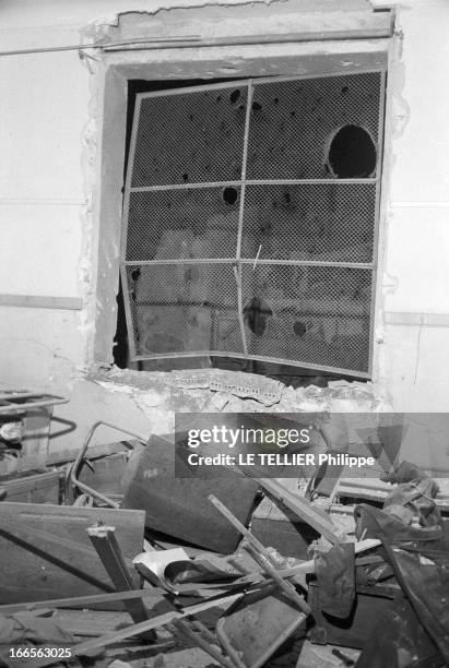 Oas Plastic Attack In Oran. Algérie, le 4 mai 1962, un attentat a été perpétré à Oran : des gravats s'amoncellent devant une fenêtre dont le grillage...