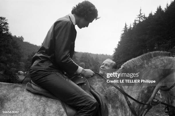 Curd Jurgens Marries Simone Bicheron. Allemagne Fédérale- 17 Septembre 1958- Dans la forêt Rhénane, lors de leur lune de miel, l'acteur de cinéma...