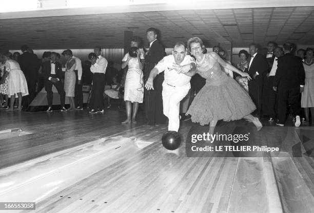 Americans In Biarritz. Côte Basque, Biarritz- 8 Août 1960- Reportage sur les Américains en séjour dans la station balnéaire: dans un bowling, sur la...