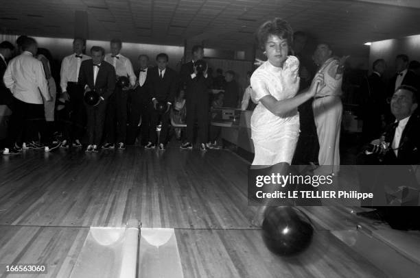 Americans In Biarritz. Côte Basque, Biarritz- 8 Août 1960- Reportage sur les Américains en séjour dans la station balnéaire: dans un bowling, sur la...