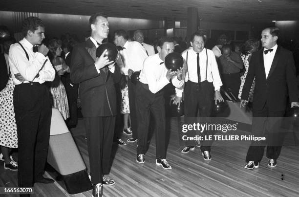 Americans In Biarritz. Côte Basque, Biarritz- 8 Août 1960- Reportage sur les Américains en séjour dans la station balnéaire: dans un bowling, sur la...