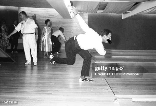 Americans In Biarritz. Côte Basque, Biarritz- 8 Août 1960- Reportage sur les Américains en séjour dans la station balnéaire: dans un bowling, sur la...