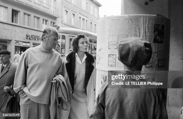 Curd Jurgens Marries Simone Bicheron. Allemagne Fédérale- 17 Septembre 1958- Dans une rue citadine, l'acteur de cinéma autrichien et allemand Curd...