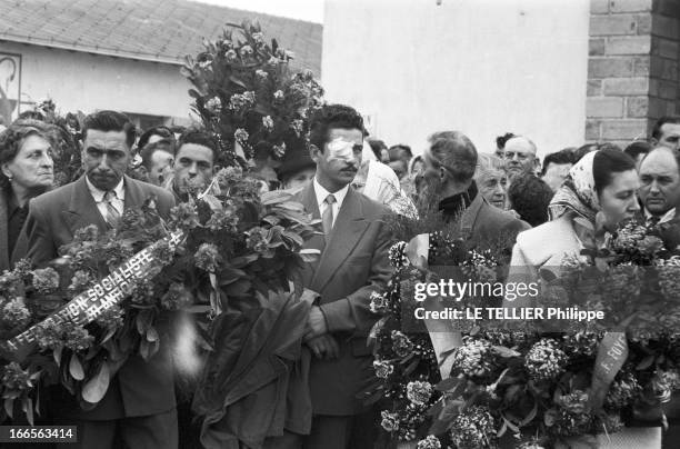Strike At The Atlantic Yards. Saint-Nazaire- 30 Octobre 1957- Grève et mort aux chantiers de l'Atlantique: de gauche à droite, un représentant de la...