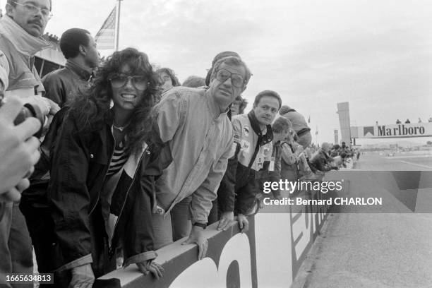 Jean-Paul Belmondo accompagné de Carlos Sotto Mayor au circuit Paul Ricard pour assister à une course de son fils, le 13 avril 1983, au Castellet.