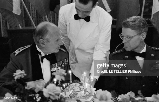 70Th Birthday Of Marshal Montgomery At The Shape. Rocquencourt - 8 novembre 1957 - Au SHAPE, dans le mess d'honneur des officiers, lors d'une fête à...