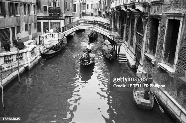 Photographers Tourists In Venice. En Italie, à Venise, le 12 juin 1962. Touristes jouant les apprentis photographes dans la ville. Sur un canal, des...