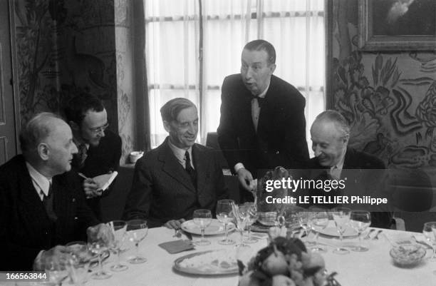 Goncourt Prize 1956. Paris, le 3 novembre 1956, chez Bréant, la remise du prix Goncourt par les membres du jury au lauréat, Romain GARY, absent, pour...