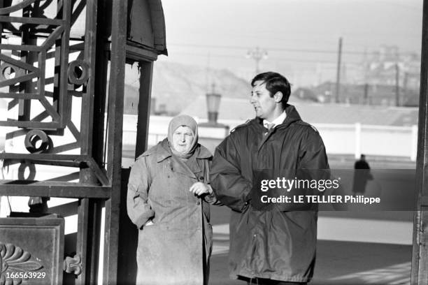 Moscow Winter. A Moscou, le 16 Novembre 1959, reportage sur la ville avec Jean ROCHEFORT, comédien français, en parka et gants, mains jointes, posant...