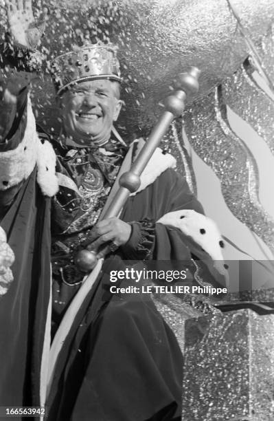 The First Carnival Of Estoril In Portugal. Estoril - février 1959 - A l'occasion du carnaval, lors du défilé des chars dans les rues de la ville,...