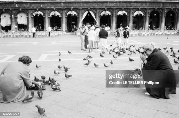 Photographers Tourists In Venice. En Italie, à Venise, le 12 juin 1962. Touristes jouant les apprentis photographes dans la ville. Femme prenant en...