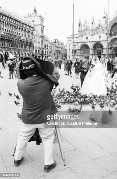 Photographers Tourists In Venice. En Italie, à Venise, le 12 juin 1962. Touristes jouant les apprentis photographes dans la ville. Photographe...