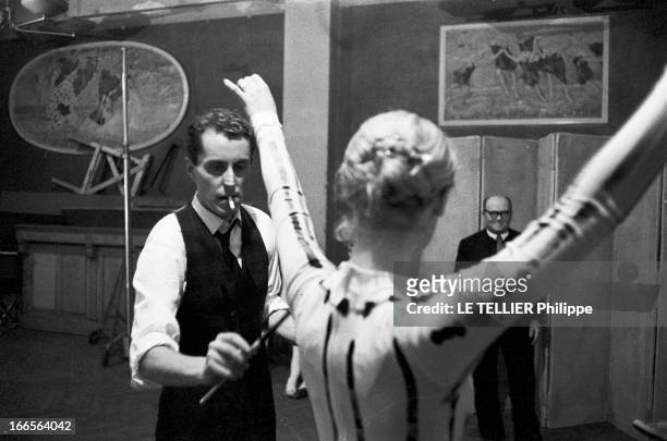 Rendezvous With Bernard Buffet. France- 18 Janvier 1958- Bernard BUFFET, peintre français, cigarette aux lèvres, décore au pinceau le...