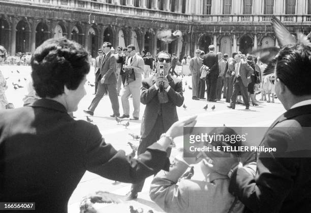 Photographers Tourists In Venice. En Italie, à Venise, le 12 juin 1962. Touristes jouant les apprentis photographes dans la ville. Homme prenant en...